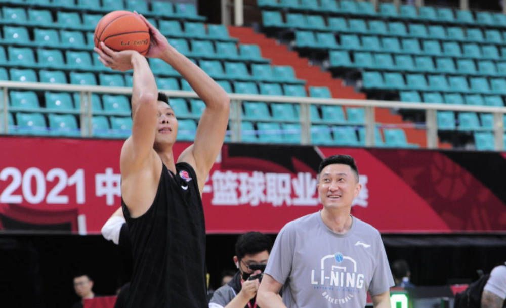 台前幕后匠心制作献礼冬奥 孟美岐泪洒现场向夏雨致谢台前幕后尽锐出击打造战争史诗台前幕后有爱有趣｜郑晓龙帮关晓彤拿包反差萌可爱 胡军凹造型被套路台前幕后阵容强大 正反派角色个个有戏台前阵容强大以外，本片还汇聚了超实力的幕后班底